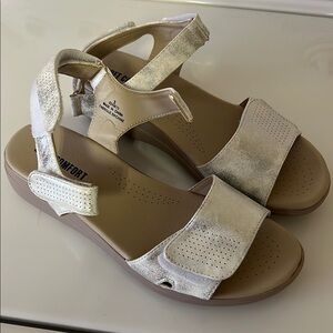 NWOT Soft Comfort Silver and Tan Sandals